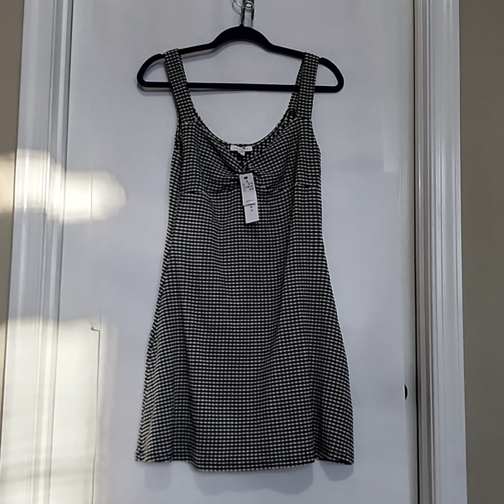 Black and white polyester checked mini dress. Short sleeves.